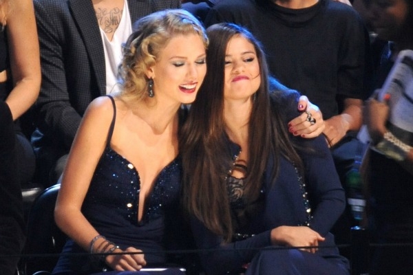 
	
	Taylor Swift và Selena Gomez